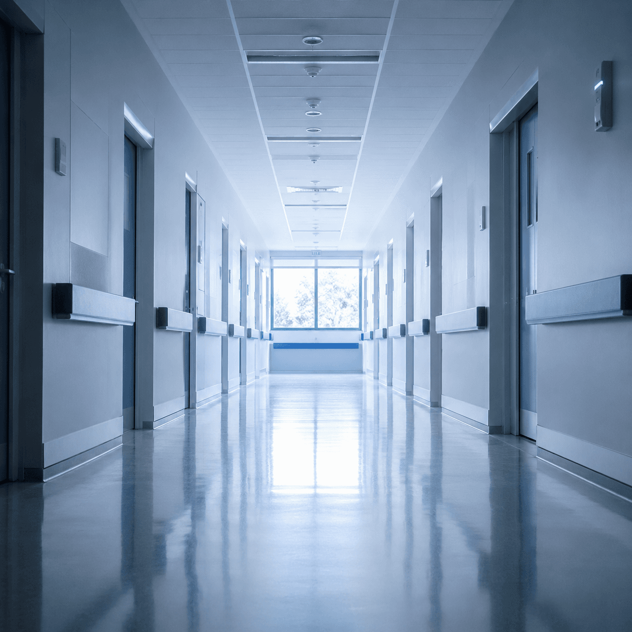 Couloir d'hôpital moderne illustrant les standards de sécurité hospitaliers